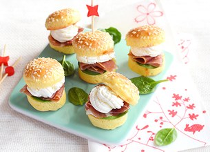 Mini-burgers chèvre Rondelé, épinards et jambon cru