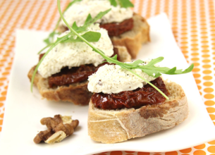 Mini bruschettas aux tomates confites, roquette et Rondelé Noix de Dordogne