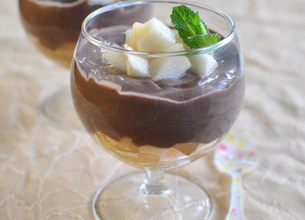 Mousse choco-menthe sur lit de poires fondantes