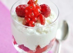 Mousse légère sur fruits rouges