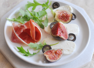 Mozzarella, jambon de Parme et figues en salade