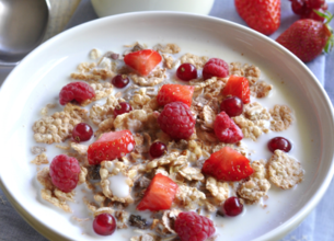Bol de lait aux Muesli et fruits rouges