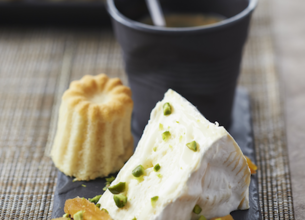 Camembert, cannelé à la cardamome et abricot secs