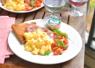 Œufs brouillés et petite salade fraîche