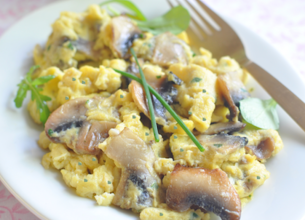 Oeufs brouillés, champignons et Rondelé ail et fines herbes