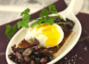 oeufs pochés, poêlée de champignons au vin rouge