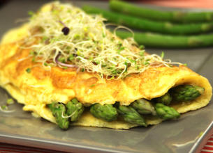 Omelette aux pointes d'asperges et graines germées