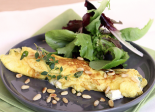 Omelette de chèvre frais mentholée et pignons de pin
