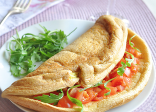 Omelette soufflée à la concassée de tomates fraîches et roquette