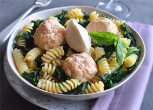 One Pot Pasta aux boulettes de saumon, ricotta et épinards