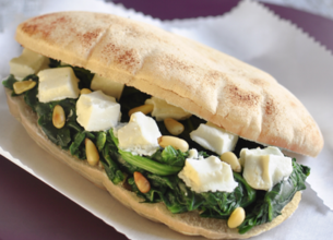 Pain pita au fromage de brebis Salakis et épinards