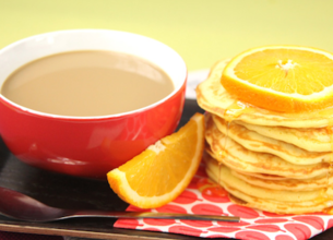 Matin Léger de Lactel au Café au Lait avec ses Pancakes à l’orange et au miel sans lactose