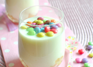 Pannacotta de Yaourt goût vanille et Smarties® et sa compotée de poires