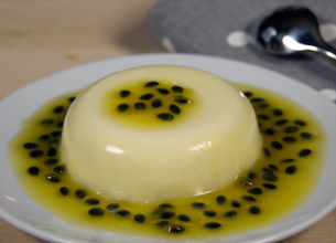 Panna cotta au chocolat blanc et coulis aux fruits de la passion