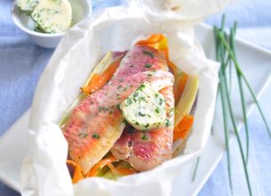 Papillote de rouget et légumes, au beurre d'herbes