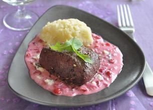 Pavé de biche aux airelles et roquefort
