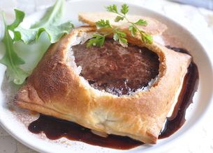 Tournedos d'autruche en croûte, sauce cacao