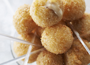 Cromesquis au camembert, pomme et noisette