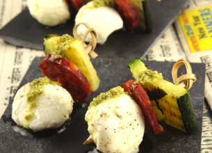 Petites brochettes méditerranéennes au pesto génois