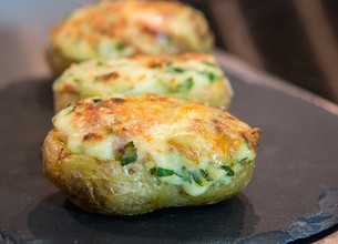 Pommes de terre farcies aux épinards et bacon