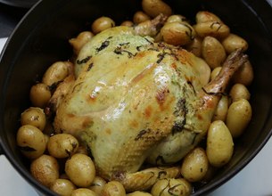 Poulet au beurre d'herbes et pommes grenaille