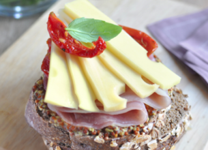 Tartine au jambon de pays et ses tomates confites