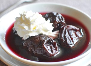 Pruneaux au vin et crème fouettée