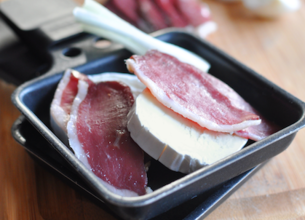 Raclette du sud-ouest au magret de canard fumé au fromage de chèvre