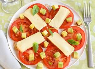 Salade tomates, avocats et reblochon