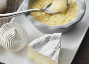 Camembert et meringues au poivre, crème tremblante vanille intense