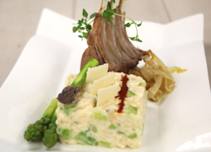 Risotto crémeux aux asperges vertes et au safran, carré d’agneau rôti