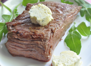 Rumsteck grillé au beurre de Rondelé ail et fines herbes Rumsteck grillé au beurre de Rondelé ail et fines herbes