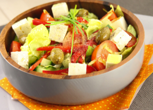 Salade au fromage de brebis et poivrons grillés