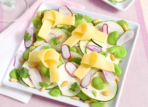Salade courgettes fèves radis et emmental