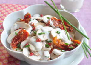 Salade de champignons frais aux tomates confites et baies roses