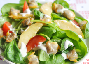Salade d'épinards aux coques et yaourt