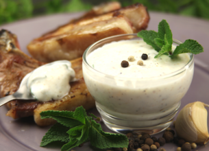 Sauce au yaourt aux épices et à la menthe