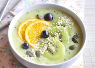 Smoothie bowl kiwi orange
