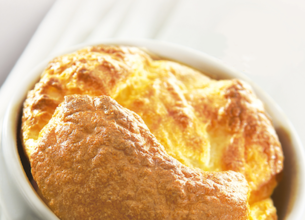 Soufflé aux trois fromages, sésame et pavot