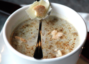 Soupe à l’oignon gratinée au Reblochon