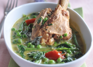 Souris d'agneau braisées aux légumes de saison et roquefort