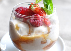 Sundae aux fruits rouges et caramel au beurre salé