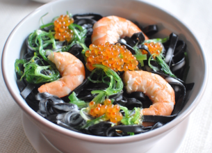 Tagliatelles à l'encre de seiche,  sauce à la crème