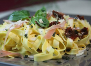 Tagliatelles au jambon de parme, tomates confites et basilic
