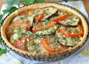 Tarte aux tomates, aubergines et chapelure persillée