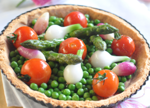 Tarte aux petits pois et légumes de saison