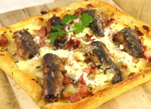 Tarte fine aux lardons et sardines
