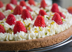 Tarte à la crème de pistache, fraises et chantilly