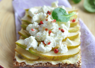 Tartines croustillantes aux poires et chèvre frais 