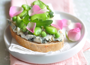 Tartines fraîches au Roquefort et pétales de rose